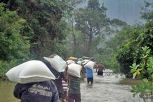 스리랑카 홍수 피해지역에 긴급구호식량 배포실시