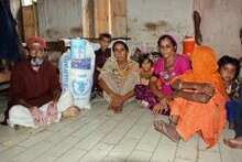 파키스탄 신드 주의 홍수 피해 가구에게 비상 식량 제공