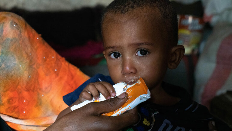 예멘. 술탄의 어머니는 집에서 그에게 영양가 높은 땅콩 페이스트를 먹입니다. 그는 중등도의 급성 영양실조로 고통받고 있습니다. WFP로부터 지원받은 보충 식품 덕분에 술탄은 체중이 증가하기 시작했고 이전보다 더 많은 에너지를 갖게되었습니다. 하지만 그는 여전히 치료가 필요합니다. 그의 가족도 밀가루, 말린 콩, 기름, 설탕, 소금 등 WFP의 식량 지원을 받고 있습니다.  WFP / Mohammed Awadh 모하메드 아와드