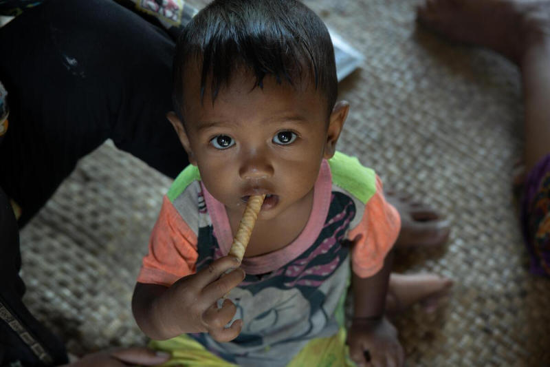 캄보디아에서 WFP의 지원 식량을 먹는 아이. Photo: WFP/Arete/Cesar Lopez