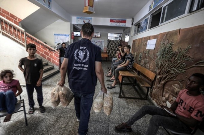 필레스타인. WFP가 UNRWA 학교에 빵을 배급하고 있다. © WFP/Ali Jadallah