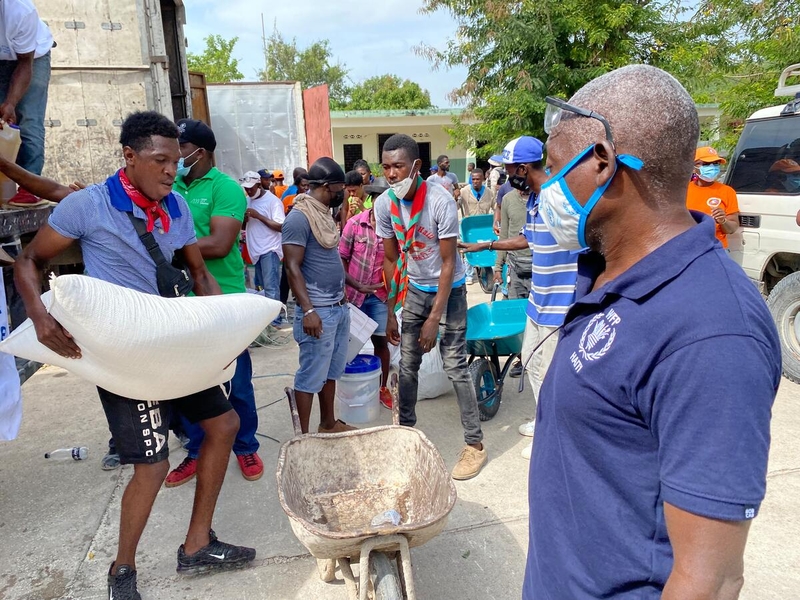 아이티 지진 피해 지역에서 식량을 배급 중인 WFP.