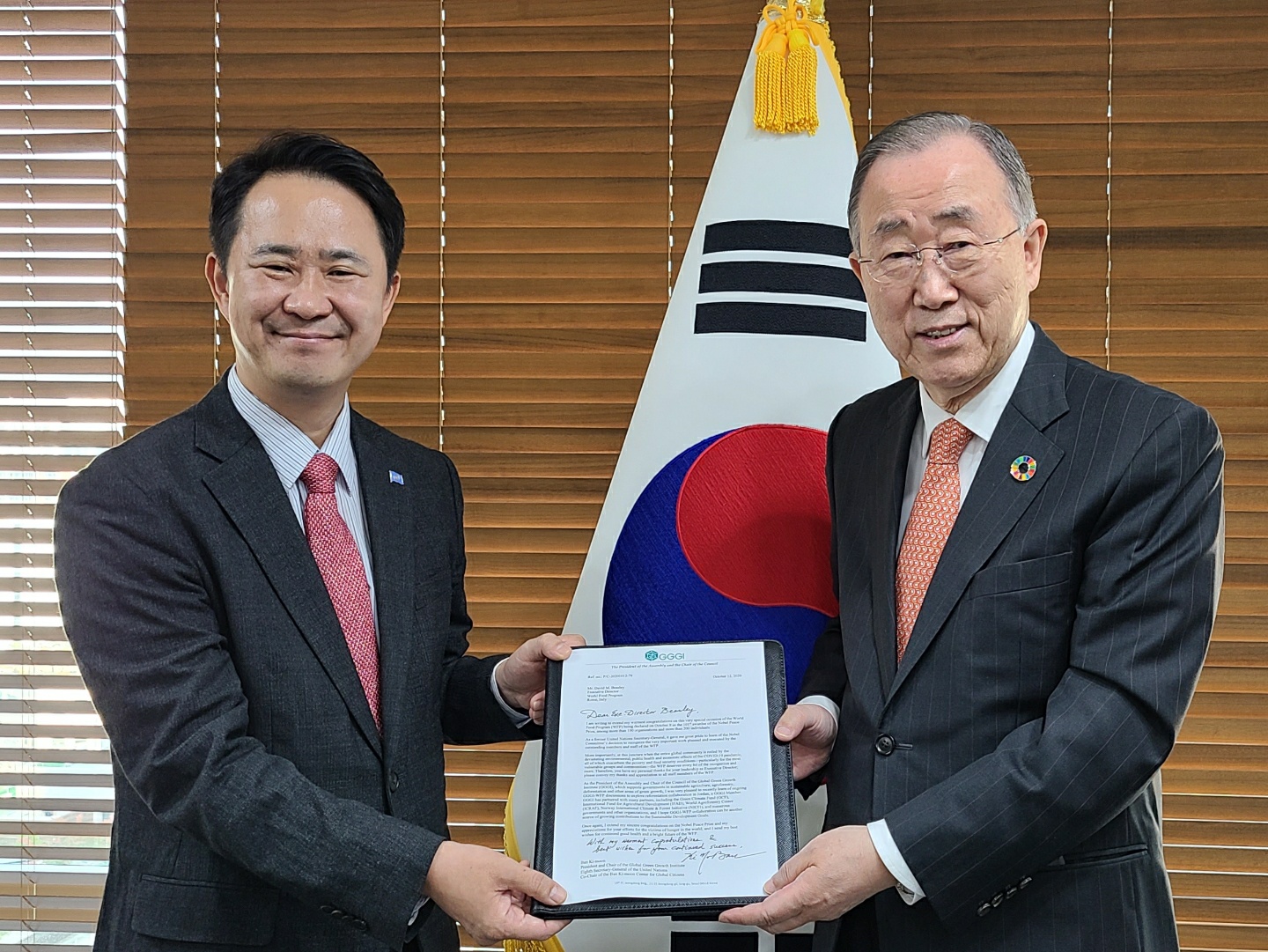 The 8th UN Secretary General Ban Ki-moon, Right, and the Director of WFP Korea Office Hyoung-joon Lim, Left, holding the letter.