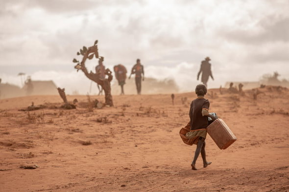 Photo: WFP/Tsiory Andriantsoarana, People foraging for water in southern Madagascar