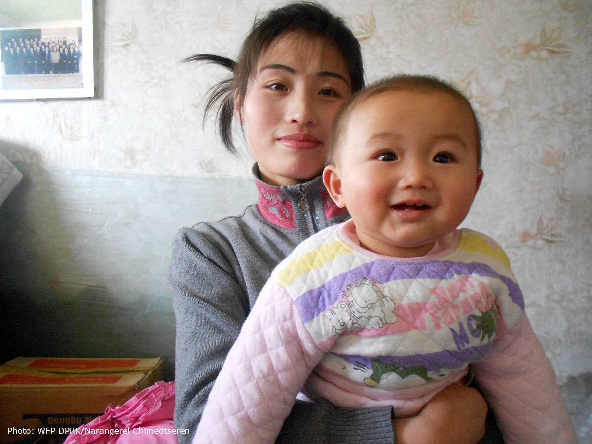 북한-한옥요씨와 3개월 된 딸, 경해는 WFP덕분에 건강합니다.