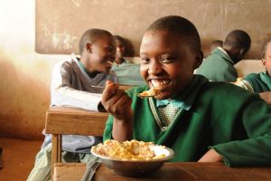 케냐 여학생의 높은 학업성취를 이끈 학교급식