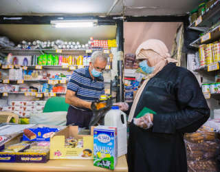 WFP의 현금 지원을 통해 시장에서 필요한 것들을 구입하는 수혜자. Photo: WFP/Elias Halabi