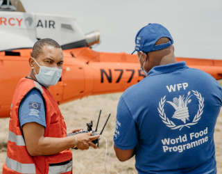 WFP와 재난 관련 기관 직원이 드론을 활용해 열대성 폭풍의 영향을 파악하고 있습니다. Photo: Mercy Air/Matthias Reuter.