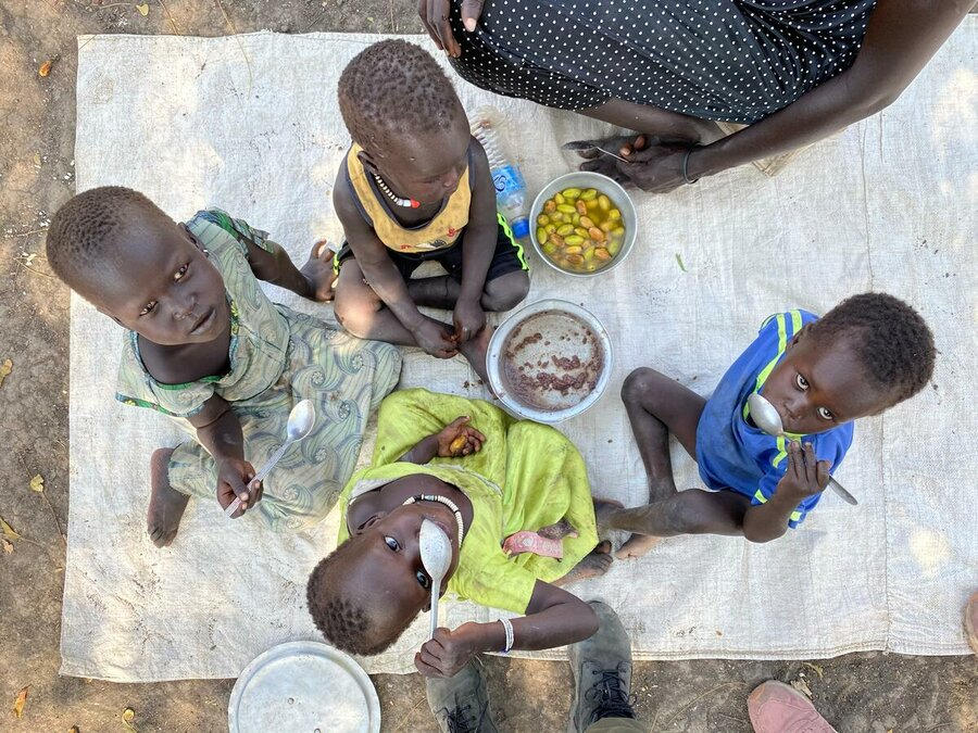 남수단: 종레이(Jonglei)의 아코보 이스트(Akobo East) 지역 어린이들이 현지 과일과 함께 수수 점심을 먹고 있습니다. 2017년 이 나라에서 기근이 마지막으로 선포됐습니다.