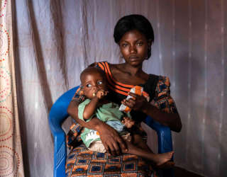 콩고민주공화국에서 어린 자녀에게 WFP 영양 강화 식품 (땅콩버터) 을 주는 엄마. Photo: WFP/Arete/Fredrik Lerneryd