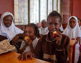 예멘의 학교에서 간식을 먹는 학생들. Photo: WFP/Annabel Symington