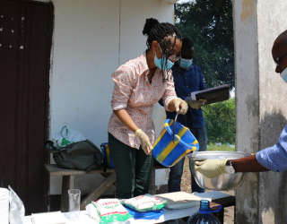 콩고에서 식량을 준비하고 조리법을 안내하는 모습. Photo: WFP/Alice Rahmoun