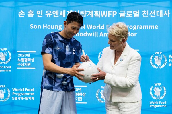 (좌) 쿠팡플레이 시리즈 경기에 앞서 진행된 손흥민 WFP 친선대사 활동 연장 발표 ⓒ쿠팡플레이