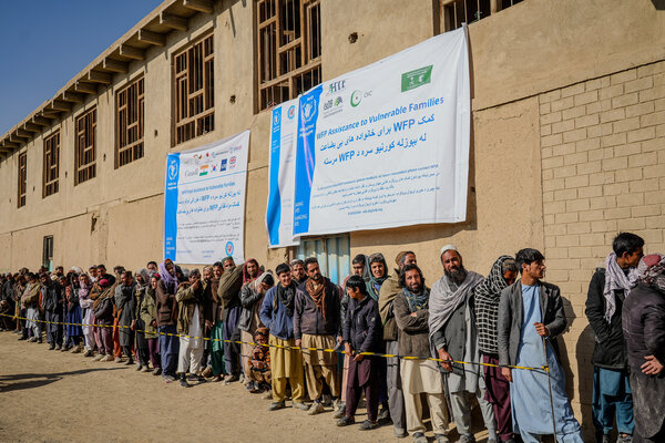 (우) 아프가니스탄 WFP 식량 배급 현장 ⓒWFP/Mohammad Hasib Hazinyar