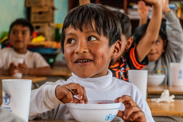 에콰도르. WFP 학교 급식 프로그램으로 제공되는 급식을 먹고 있는 아이 © WFP/Gonzalo Ruiz