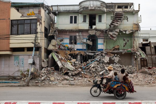 미얀마. 강진 이후 무너진 건물 ©WFP/Arete/Photolibrary
