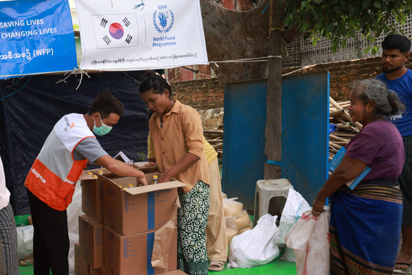 대한민국으로부터 제공된 긴급 구호 식량을 받고 있는 수혜자들 ©WFP/Photolibrary