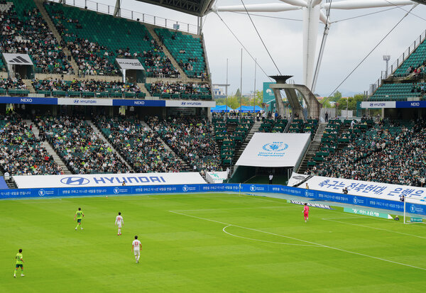 전주월드컵경기장에 걸린 WFP 통천과 LED 사인보드 ⓒWFP Korea