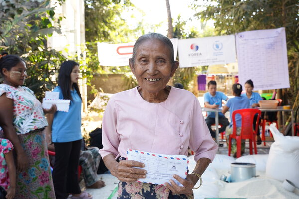 미얀마. 대한민국 REACH 프로젝트를 통해 지원을 받은 수혜자가 미소를 짓고 있다. ©WFP/Yin Aye Nyein San