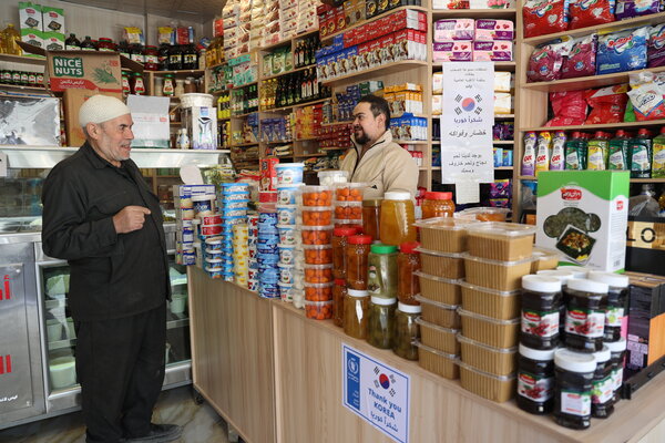 시리아. 대한민국의 공여를 통한 디지털 바우처를 사용할 수 있는 식료품 가게 ©WFP Syria