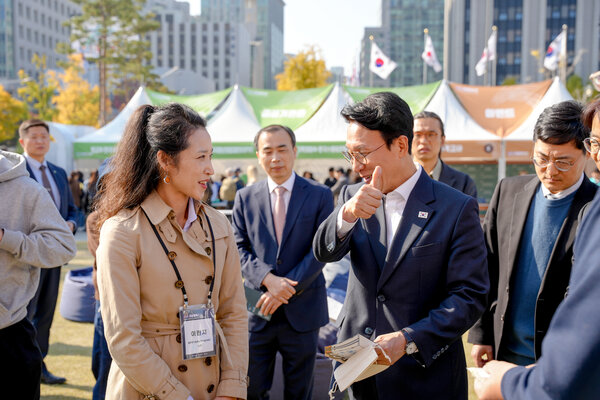 WFP 부스를 찾은 김민석 국무총리와 이현지 WFP 한국사무소장 