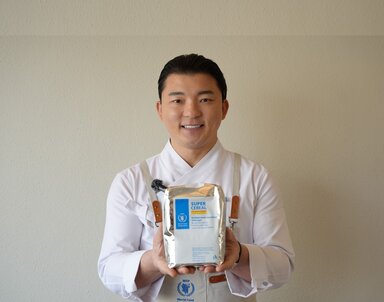 유현수 셰프와 함께 하세요 유현수 셰프가 슈퍼시리얼을 들고 있다
