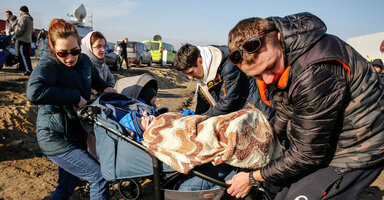 Ukraine_emergency_displaced_family_1