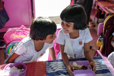 스리랑카 모나라갈라의 초등학교에서 급식을 먹는 아이들