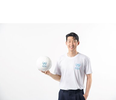 손흥민과 함께 하세요 손흥민 친선 대사가 WFP 로고가 새겨진 축구공을 들고 있다.