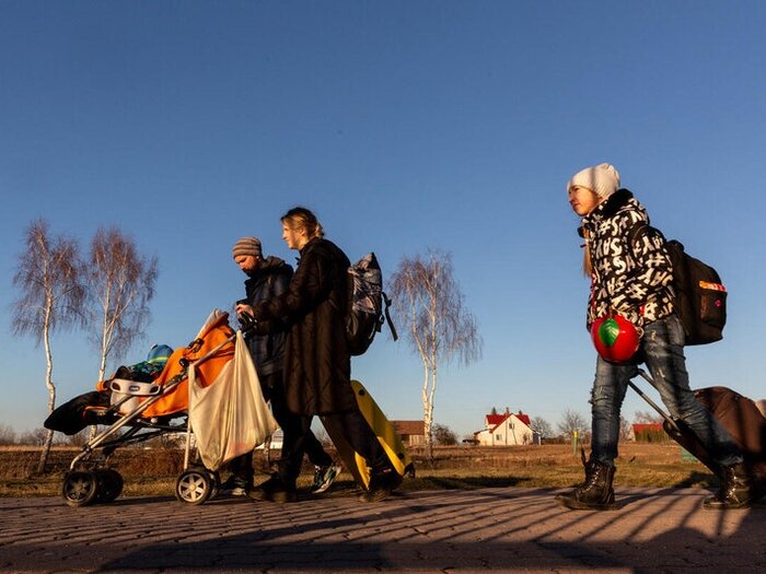 우크라이나를 떠나 폴란드 국경으로 향하는 사람들