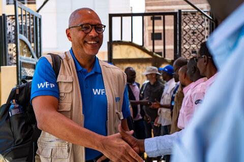 수단. 하르툼주 옴두르만 현장 사무소를 방문한 로랑 부케라 WFP 수단 사무소장 ©WFP/Abubakar Garelnaebi