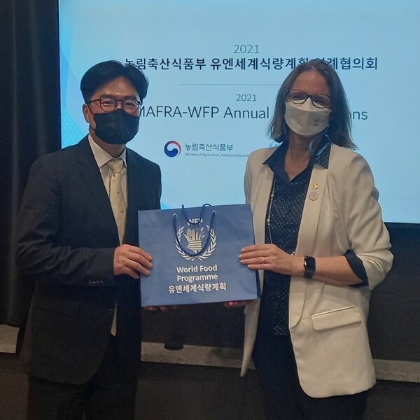 연례협의회에 참석한 이상만 농림축산식품부 국제협력국장(왼쪽)과 카린 마넨테 WFP 정부공여국장(오른쪽)
