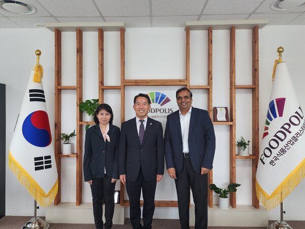 식품진흥원을 찾은 야니니 상요카 WFP 영양전문관(좌), 아르빈드 베티게리 WFP 식품기술관(우)