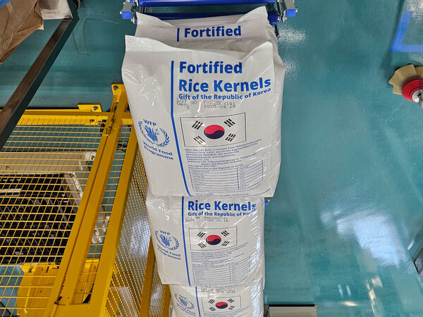 젤텍에서 생산한 영양강화 쌀이 태극기가 표기된 WFP 포장재에 담긴 모습 (ⓒ 젤텍)