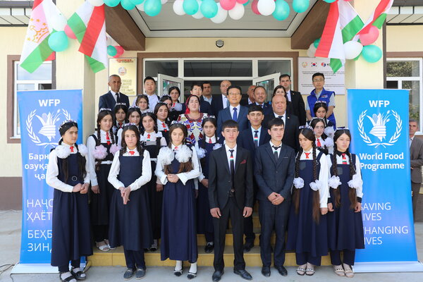 지진 피해 복구 작업을 마친 학교 앞에서