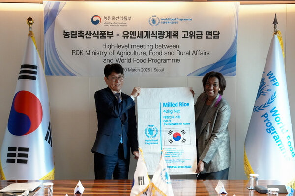 농식품부 지원 한국 쌀 포대를 들고 있는 농식품부 박순연 기획조정실장과 WFP 라니아 다가시-차마라 사무차장보 ⓒWFP 한국사무소