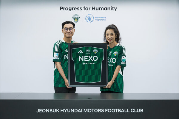 파트너십 체결식에서의 정유석 전북현대 대표이사(좌)와 이현지 WFP 한국사무소장(우)