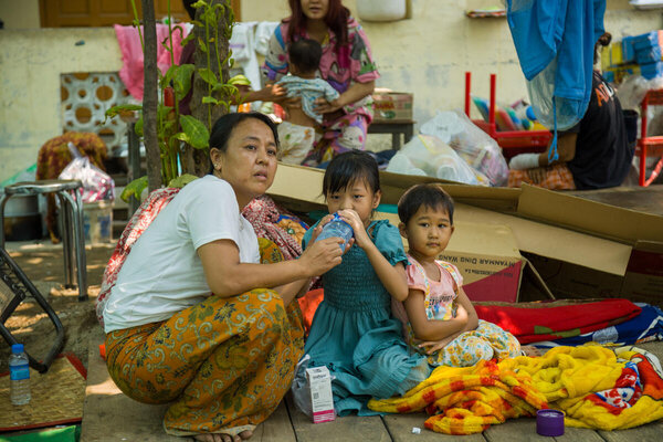 Photo: © WFP/Arete/Photolibrary. 4월 1일, 어머니와 아들이 만달레이 시에서 지진 대피소를 찾았다.