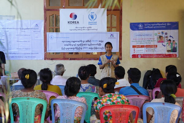 WFP 직원이 구호물자 배분을 시작하기 전에 미얀마의 수혜자들에게 대한민국의 지원에 대해 설명하고 있다. ©WFP/Yin Aye Nyein San