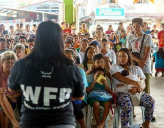 기후 예측 대응 사업을 설명하는 WFP 직원. Photo: WFP Philippines/Arete