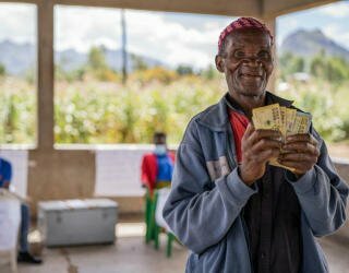 말라위에서 기후 재난과 코로나19로 피해를 본 수헤자들에게 WFP는 현금을 지원합니다. Photo: WFP/Badre Bahaji