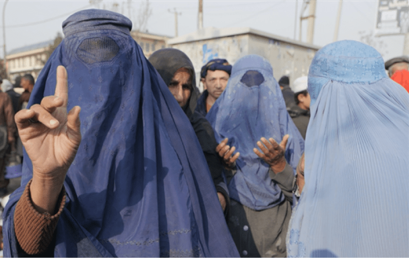 A group of women eager to talk about their plight. Photo: WFP/Jon Dumont