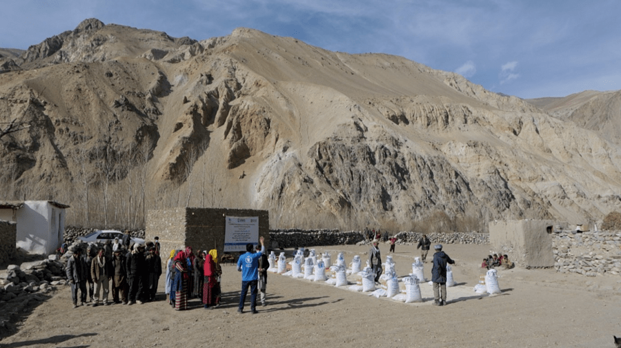 A WFP food distribution in Farooq village, northeast Afghanistan. Photo: WFP/Jon Dumont