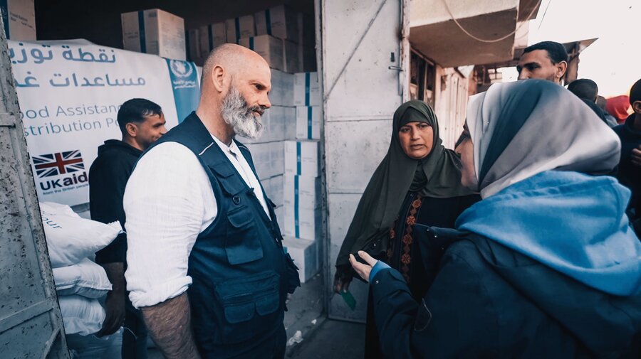 WFP Palestine Country Director ad interim Matthew Hollingworth speaks to Gazans during his visit to the enclave. A ceasefire is an "absolute requirement" he says, to turn the hunger crisis around. Photo: WFP/Ali Jadallah  