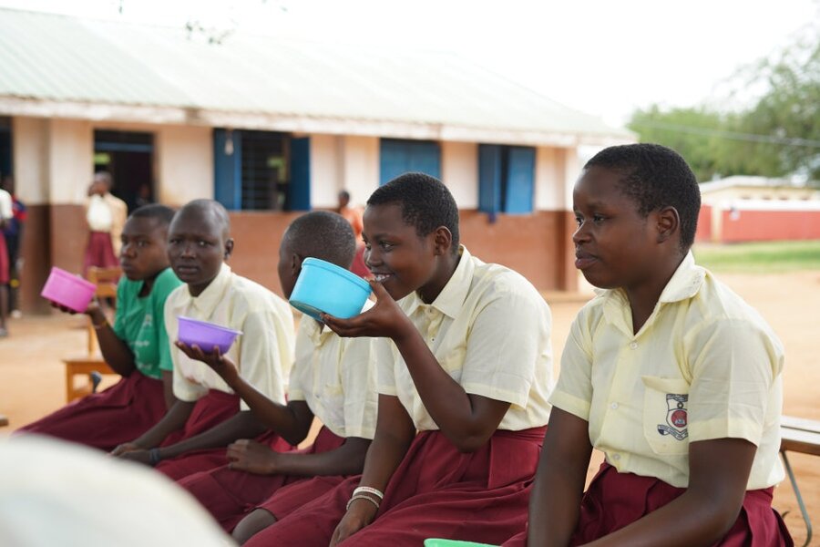 Wanyinze and her friends enjoy a meal at school. Photo: WFP/Mazen Hodeib