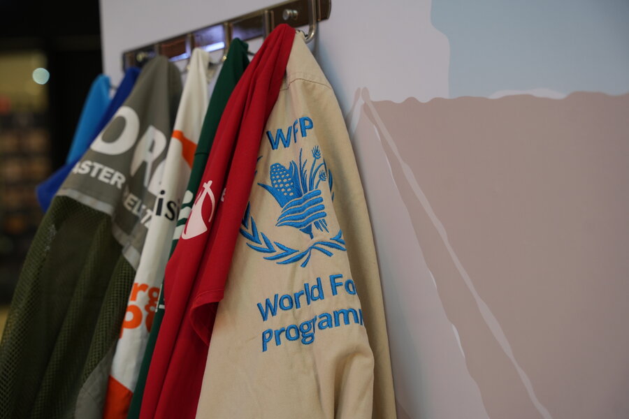 2025년 세계 인도주의의 날 기념 전시 현장에 놓인 WFP 현장 조끼