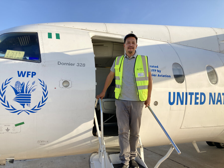 UNHAS Dornier 328 고정익 항공기 계단에 서서 미소를 짓고 있는 최동욱 담당관