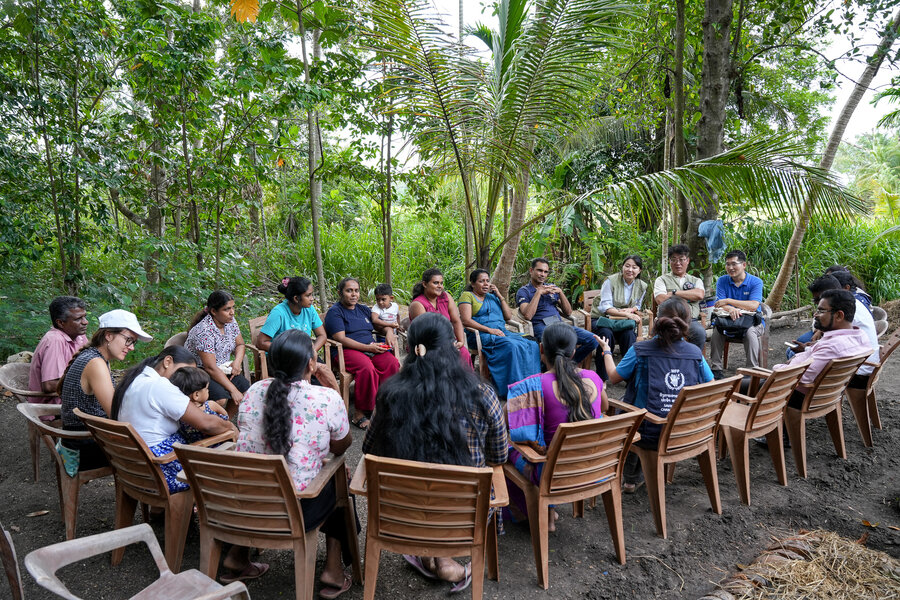 지역 조리사들이 한국의 금융산업공익재단KFIF을 만나 WFP의 HGSF 프로그램에 대해 이야기하고 있다.