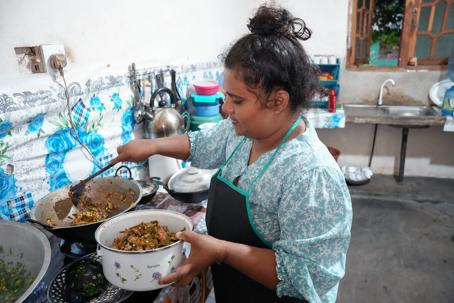 매일 아침, 마노리 마헤시카는 지역 아이들을 위한 건강한 식사를 준비한다.