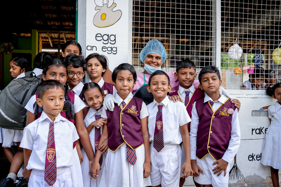 마헤시카와 그녀가 학교급식을 제공하는 두투가무누 아다르샤 초등학생들